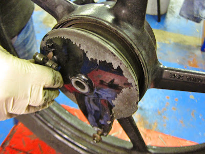 Yamaha YBR 125 Rear wheel removal and refitting , brake shoes replacement . Fit rear wheel