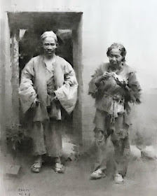 09-Posing-for-a-picture-Charcoal-Drawings-huihuabiji-www-designstack-co