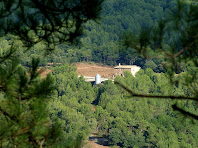 La masia de Ca l'Oliva des de la capella de Santa Àgata