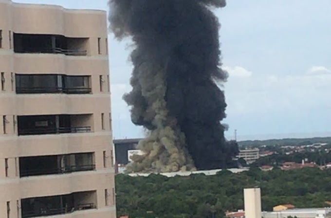 Incêndio de grandes proporções atinge 90% do centro de triagem dos Correios na Oliveira Paiva