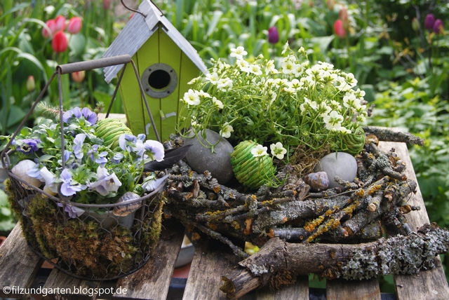Gartentisch mit Osterdeko