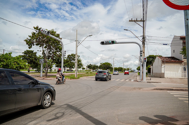 LEM: Semáforo na rua Ibitiara com a avenida Tancredo Neves; atenção para alteração no trânsito