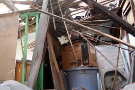 chục người sống ở căn nhà 2 tầng trong hẻm,  quận 1, TP HCM tháo chạy vì mái ngói nhà bị sập