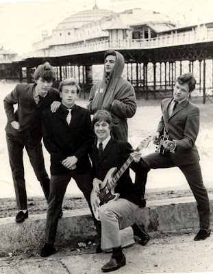 Los Chicane frente al pier de Brighton