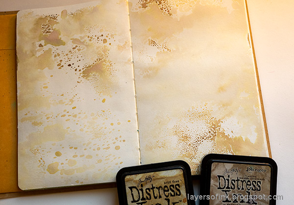 Layers of ink - Winter Art Journal Page Tutorial by Anna-Karin Evaldsson. Ink with Distress Ink.