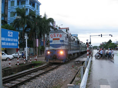 バクザンを走るベトナム鉄道