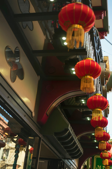 red lanterns, architecture, city streets, street photography