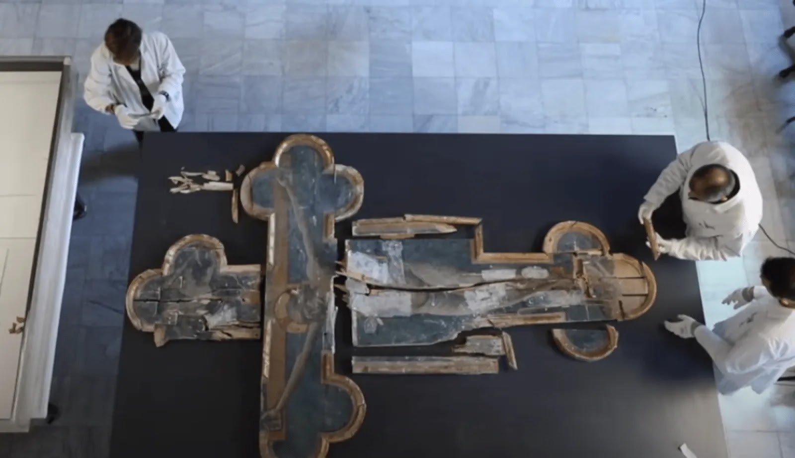 Ιταλία: Αποκαταστάθηκε ο «σταυρός του πελεκάνου» που κατέστρεψε ο σεισμός - Εκτίθεται στο Βατικανό