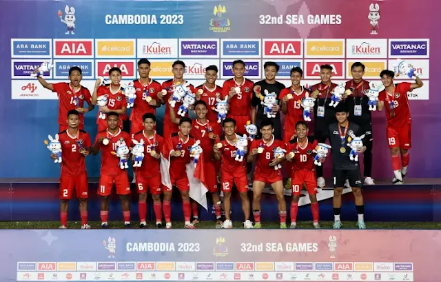 Indonesia menunaikan shalat berjemaah sebelum laga final sepak bola putra SEA Games  Timnas U-22 Shalat Jamaah Sebelum Laga Final SEA Games Indonesia vs Thailand