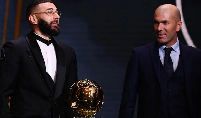 الدولي الفرنسي كريم بنزيمة يتوج بجائزة الكرة الذهبية