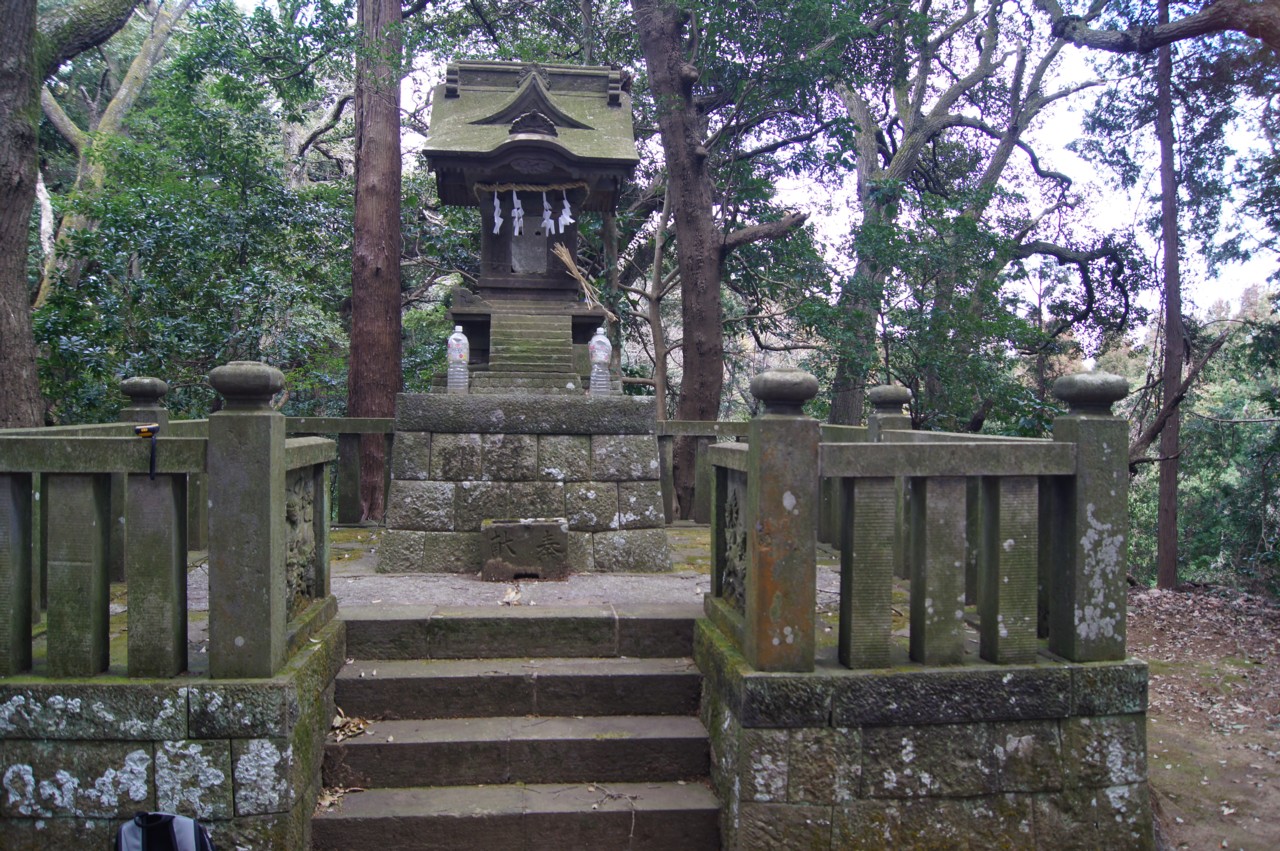 岩石と土の表情 君津市内のある神社で観察した伊豆軟石