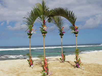 Dressed entirely in palm tree fronds the tropical arch creates a sharp 