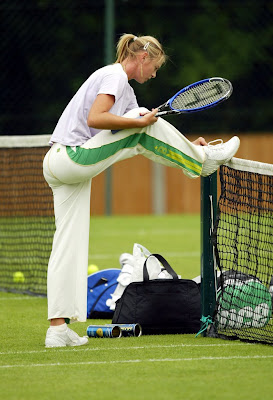 Picture of Sharapova bending over and showing her ass