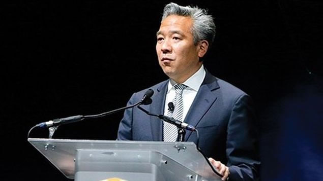 Nueva York. El presidente y consejero delegado de Warner Bros., Kevin Tsujihara, dejó el cargo en medio de un escándalo por una supuesta relación con una joven actriz a la que prometió papeles en varias películas.