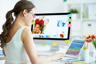девушка работает за компьютером