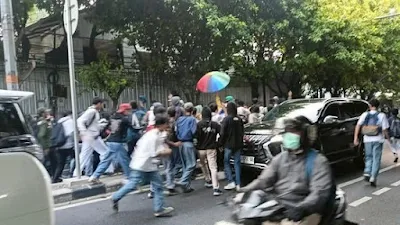 Anak STM Sempat Ricuh di Kantor KPU: Bapaknya Presiden, Anaknya Wakil, Cucunya Jualan Pisang, Eaaa...