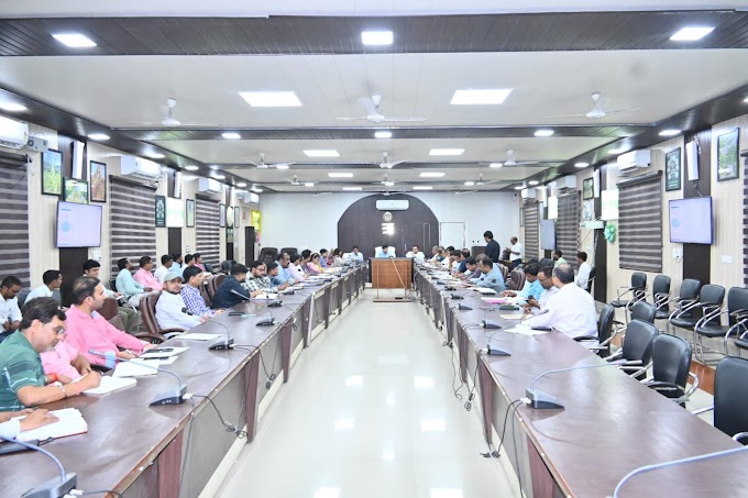 आज कलक्ट्रेट सभागार में जिलाधिकारी डॉ राजेन्द्र पैंसिया की अध्यक्षता में आकांक्षात्मक विकासखंड कार्यक्रम की समीक्षा बैठक का आयोजन किया गया।