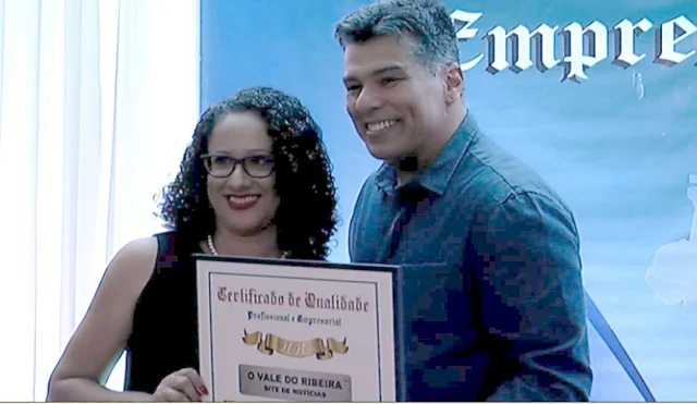 Elizandra Aparecida Nóbrega do site "O Vale do Ribeira", recebendo do ator Mauricio Mattar o prêmio de melhor site da região pelo oitavo ano consecutivo.