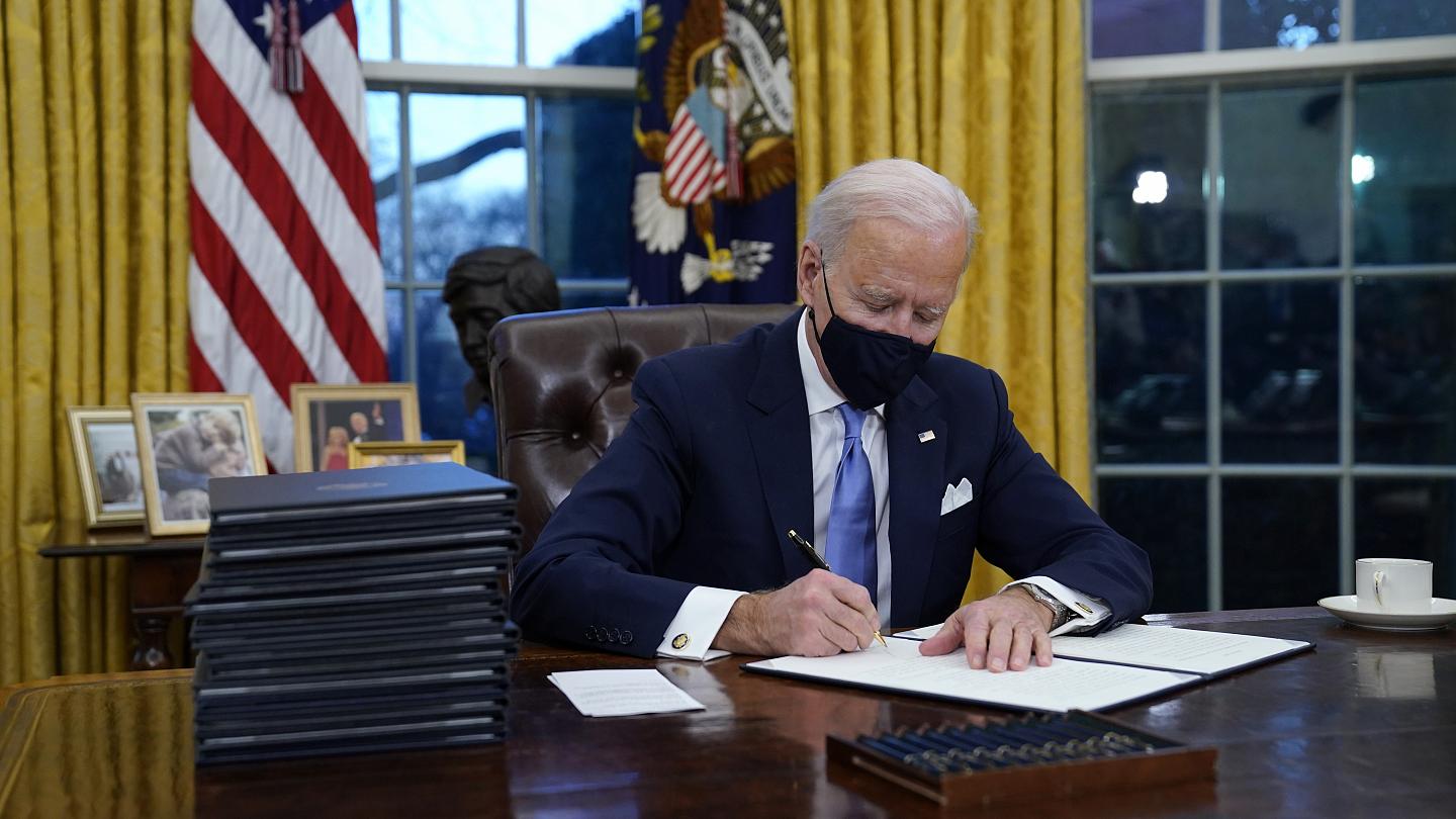 Biden estampó su firma en estas 17 medidas urgentes