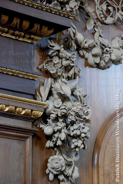 Grinling Gibbons houtsnijwerk in St James's kerk Piccadilly in London |  Hoog reliëf houtsnijwerk in lindehout.