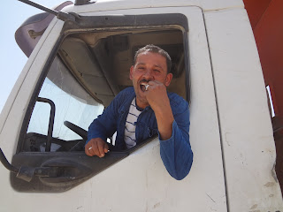 un employé de la municipalité de Tunis sur le lac Sabkhet Sijoumi de Tunis