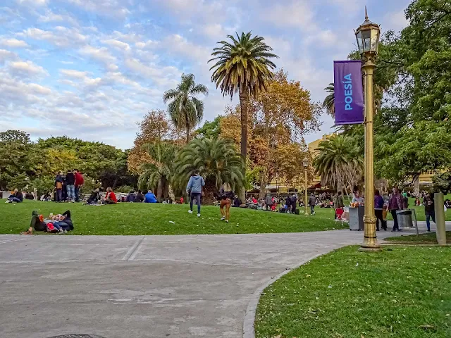 Gednte en el paisaje con nubes en Recoleta