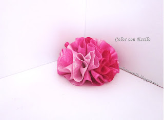 Clavel elaborado con cintas color fucsia