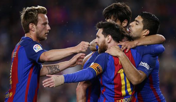 Selebrasi Tim Barcelona Setelah Suarez Mencetak GoL