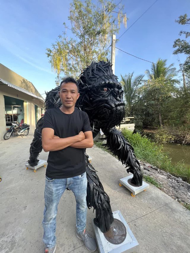 Gặp chủ nhân King Kong làm từ lốp xe đang gây bão MXH: Có lúc <a href=