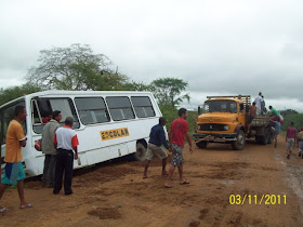 Blog de andreluizichu : REPÓRTER ANDRÉ LUIZ - ICHU - BAHIA - (75) 8122-4970 - DEUS É FIEL - EMAIL: andreluizichu@hotmail.com, Ichu: Micro-ônibus que transportava professores desce barranco causando pânico entre os passageiros