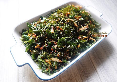 nasi goreng daun ubi ikan bilis