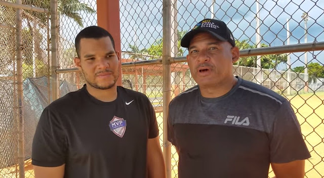 El súper slugger cubano de la década del 90 está al lado de su hijo Lionard Kindelán, persiguiendo el sueño de llegar a la MLB