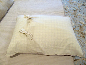 bed pillow storage