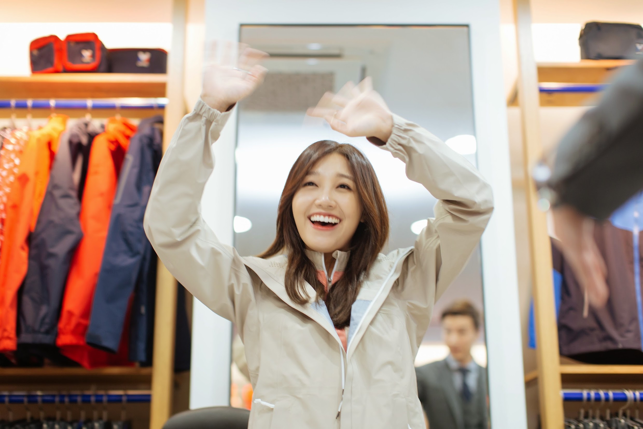 Apink Eunji waving