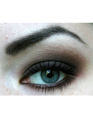 Cara Membingkai Mata dengan Eyeliner Intan Panjaitan 