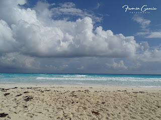 playa nublada en cancun