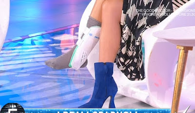 Bianca Guaccero detto Fatto tutore caviglia stiletto stivaletto blu con tacco alto