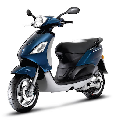 2011-Piaggio-Scooters-Fly-150