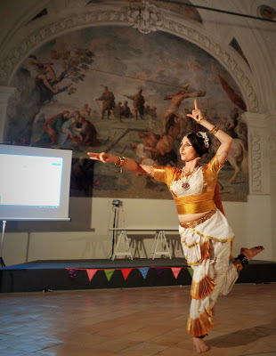 MUSEO DI SAN DOMENICO MAGGIORE  SALA DEL CAPITOLO con il Patrocinio di: Comune di Napoli, Secondo Municipio Museo di San Domenico Maggiore Università degli Studi di Napoli "L'Orientale" Federazione Italiana Yoga Associazione Culturale  Orchestès  a cura del  Gruppo Studentesco Pranama nell'ambito di INDIART FESTIVAL Festival delle Arti e Culture dell'India 30 novembre 2018 evento a ingresso libero Danza Indiana Bharata Natyam Napoli Marialuisa Sales