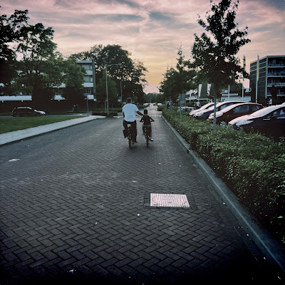 Vader en zoon fietsend