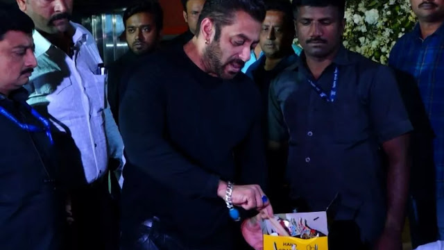 Salman Khan: Many Bollywood celebrities arrived on Bhaijaan Salman Khan's birthday, Bhaijaan's ex-girlfriend Sangeeta Bijlani also arrived