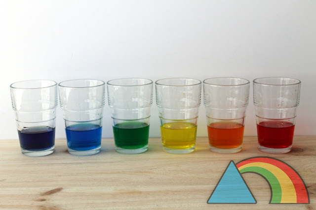 Seis vasos con los colores del arcoíris