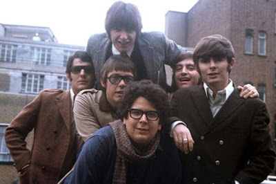 A história dos The Turtles, a banda que conquistou fama no auge da década de 1960, seus maiores sucessos e as carreiras solo dos integrantes originais