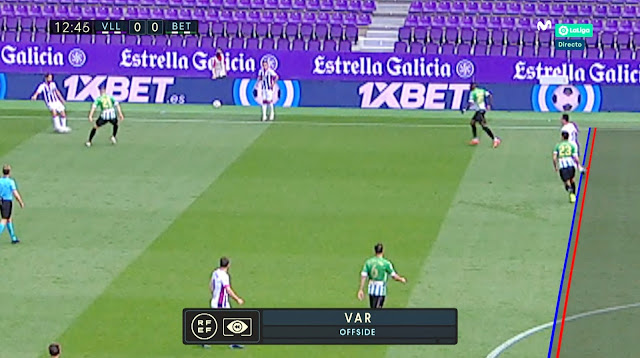 Este es el fuera de juego de Roque Mesa que provocó la anulación del gol de Weissman. Además de lo discutible que puede ser elegir este fotograma y no otro para trazar la línea, huboal menos 7 u 8 toques mñas de balón y la intervención de 3 jugadores antes de marcar Weissman.