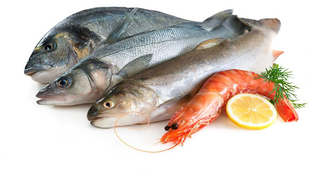 ماذا يحدث لصحتك عند الإفراط في تناول هذه الأسماك؟  وكالة البيارق الإعلامية حذر باحثون من الإفراط في تناول بعض أنواع الأسماك التي تحوي نسب عالية من الزئبق لما قد تسببه من مشاكل صحية خطيرة تؤدي إلى الإصابة بمرض الزهايمر. وقال موقع "إكسبريس" البريطاني إن الأسماك بصفة عامة تحتوي على الزئبق، لكن البعض منها يحتوي على معدلات أعلى من هذا السم العصبي. وأضاف أن استهلاك الكثير من عنصر الزئبق يمكن أن يجهد الدماغ، مما قد يؤدي إلى فقدان الذاكرة، الذي يعدّ العلامة الرئيسية للخرف. وتقول منظمة الصحة العالمية إن "استهلاك كمية صغيرة من هذا المركب يمكن أن يؤدي إلى مشاكل صحية خطيرة". من جهته، ذكر حسين عبده، الصيدلاني المشرف في "مديسين دايركت" البريطانية: "تحتوي أنواع معينة من الأسماك على نسبة عالية من الزئبق. والزئبق هو سم عصبي وُجد أنه سبب محتمل للتدهور المعرفي لدى البشر المعرضين له، لذلك من الممكن أن يساهم تناول الأسماك التي تحتوي على نسبة عالية من الزئبق في الإصابة بالخرف". وتابع: "من حسن الحظ أن خطر الإصابة بالزهايمر لا يرتفع إلا عند تناول قدر كبير من الأسماك عالية الزئبق على أساس منتظم.. لذلك من المهم التعرف على أنواع الأسماك التي تحتوي على نسبة عالية من هذا المركب لتجنب الإفراط في تناولها". وأردف قائلا: "الأسماك التي تحتوي على معدلات عالية من الزئبق غالبا ما تكون من الأسماك المفترسة في المياه المالحة، مثل سمك أبو سيف وسمك القرش والماكريل".