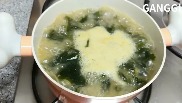 냄비에-가득-찬-미역국이-팔팔-끓는-사진