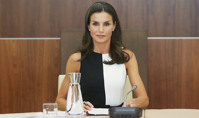 Queen Letizia wore a new two-tone dress by Mango. Queen Letizia wore Mango Bicolour belt dress