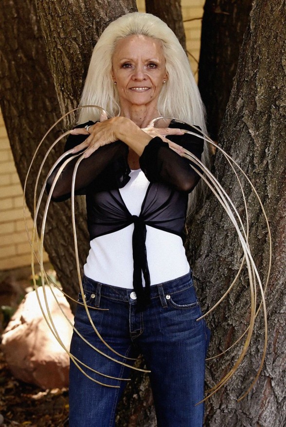 36 Worlds Longest Nails 588x878 25 Perempuan yang Paling Extreem di Dunia 