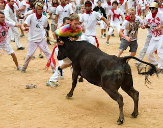 6 Banteng Kejar Ribuan Turis dalam Festival di Spanyol - Planet Kentir