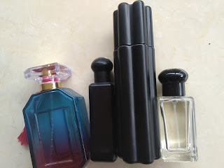 Ilustrasi botol parfum deni cage